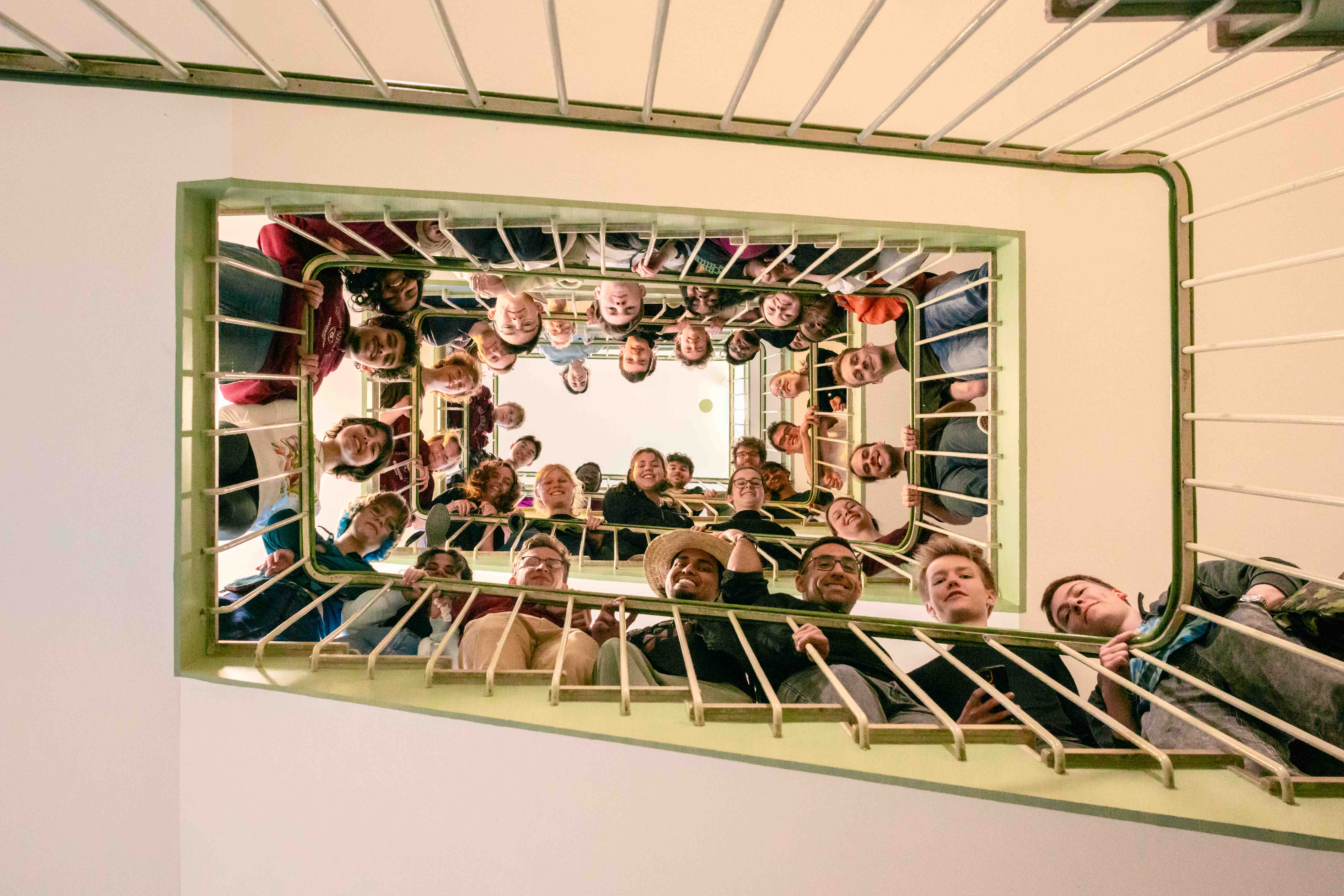 Gruppenfoto der Bewohner im Treppenhaus